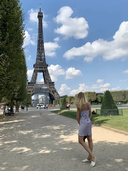 Eiffelova Věž Modré Obloze Nad Městem — Stock fotografie