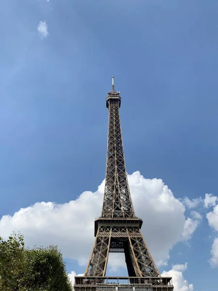 埃菲尔铁塔矗立在城市的蓝天上 — 图库照片