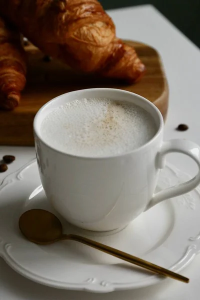 フランスの朝食にコーヒーとクロワッサンを飲みながら — ストック写真