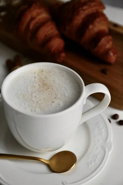 フランスの朝食にコーヒーとクロワッサンを飲みながら — ストック写真