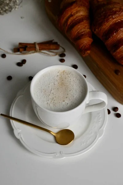 フランスの朝食にコーヒーとクロワッサンを飲みながら — ストック写真