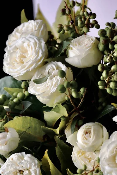 Красивый Букет Белых Роз Саду — стоковое фото