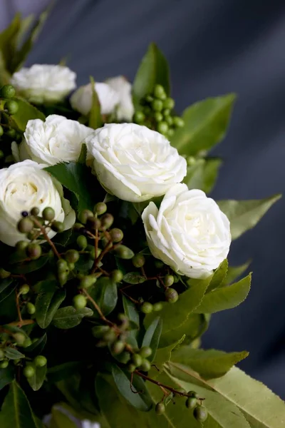 Красивый Букет Белых Роз Саду — стоковое фото