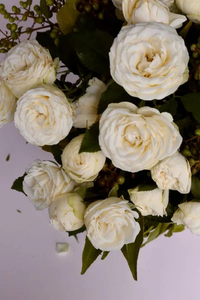 Красивый Букет Цветов Белых Роз Саду — стоковое фото