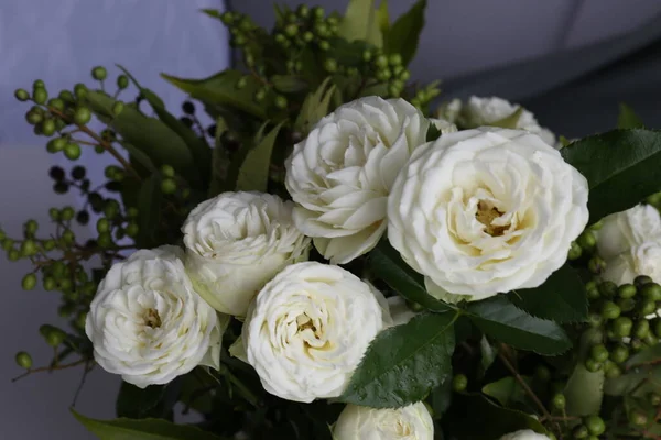 Красивый Букет Цветов Белых Роз Саду — стоковое фото