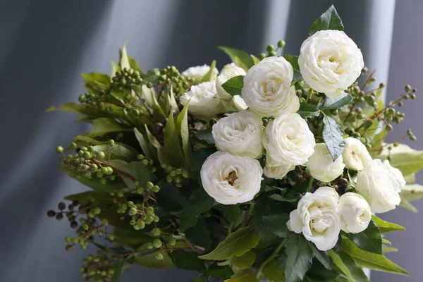 Vackra Bukett Blommor Vita Rosor Trädgården Stockbild