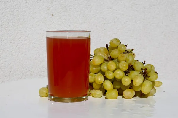 Grüne Traube Aus Rotem Saft Vor Weißem Hintergrund — Stockfoto