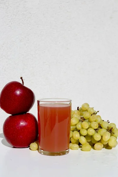 Свежий Яблочный Сок Красное Яблоко Виноградом Белом Фоне — стоковое фото
