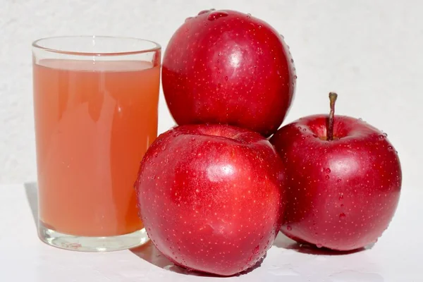 Roter Apfel Und Apfelsaft Vor Weißem Hintergrund — Stockfoto