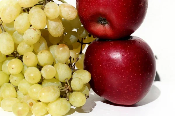 Uvas Verdes Maçãs Vermelhas Fundo Branco — Fotografia de Stock