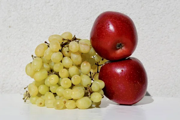 Green Grapes Red Apples White Background — Stock Photo, Image