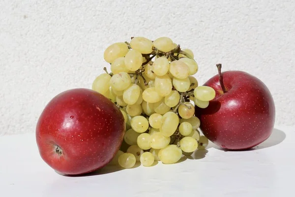 Uva Verde Mele Rosse Sullo Sfondo Bianco — Foto Stock