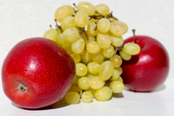 Uva Verde Mele Rosse Sullo Sfondo Bianco — Foto Stock