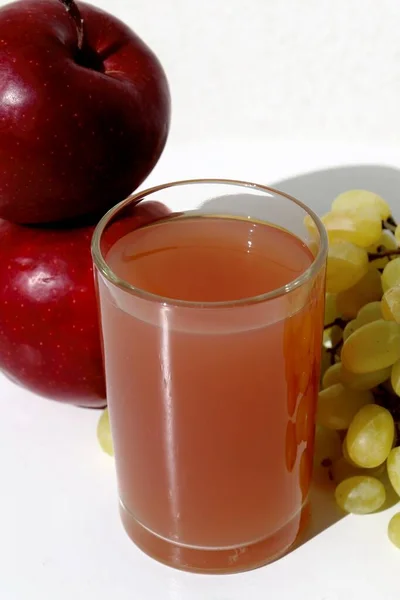 新鲜的苹果汁和红色的苹果 背景为白色 — 图库照片