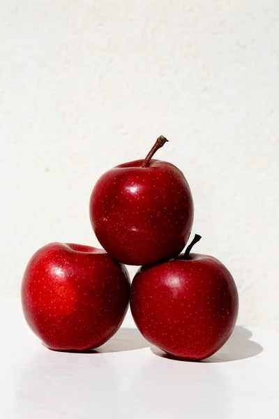 Свежие Красные Яблоки Белом Фоне — стоковое фото