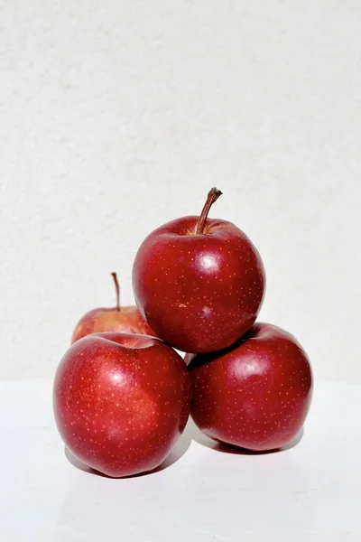 Frische Rote Äpfel Auf Weißem Hintergrund — Stockfoto