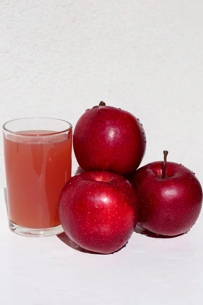 Roter Apfel Und Apfelsaft Vor Weißem Hintergrund — Stockfoto