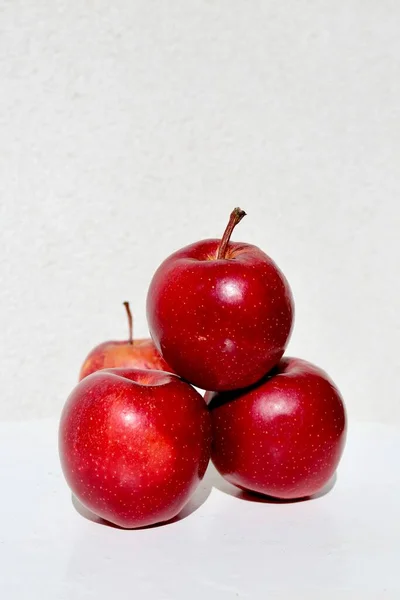 Beyaz Arkaplanda Taze Kırmızı Elmalar — Stok fotoğraf