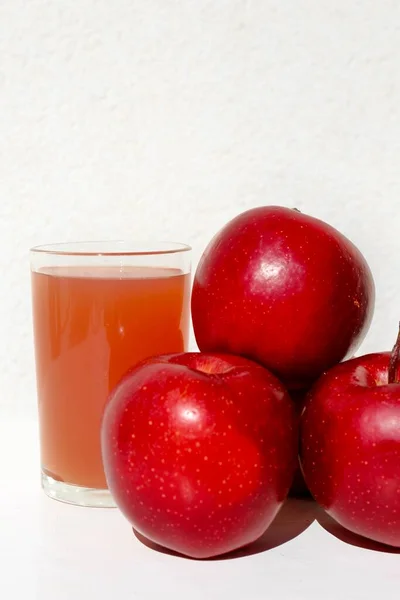 Красный Яблочный Сок Яблочный Сок Белом Фоне — стоковое фото
