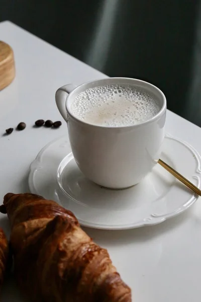 Taza Café Leche Con Croissant —  Fotos de Stock