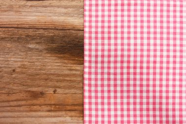 kareli bir masa örtüsü ile ahşap tahta