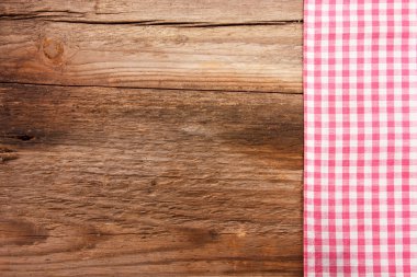 kareli bir masa örtüsü ile ahşap tahta