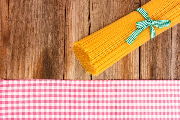 Spaghetti op houten bord — Stockfoto