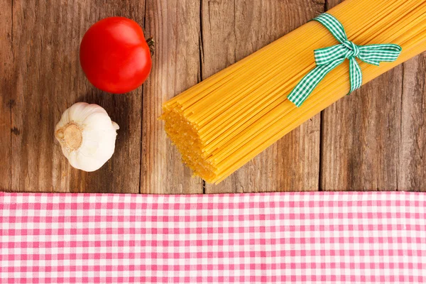 Spagetti domates ve sarımsak ile ahşap tahta üzerinde — Stok fotoğraf