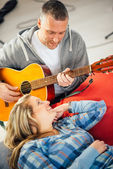 Hudebník, učí své přítelkyně hrát elektrická kytara