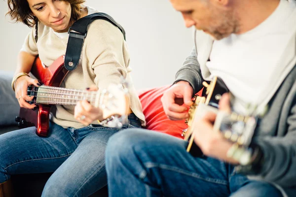 Zenész tanítás barátnője játék elektromos gitár — Stock Fotó