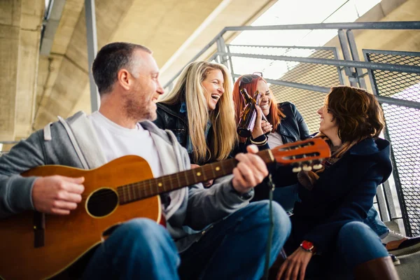 Šťastný skupina přátel se těší hraje kytara a zpěv dohromad — Stock fotografie