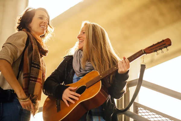 Ragazze che cantano all'aperto — Foto Stock