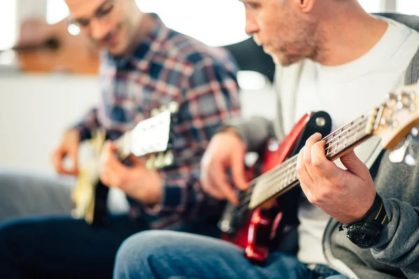 Lição de guitarra, Foco na mão — Fotografia de Stock