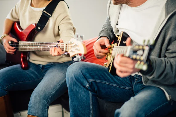 Músico enseñando a su novia a tocar la guitarra eléctrica. Enfoque — Foto de Stock