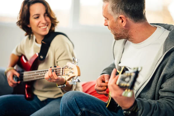 ミュージシャンは、ギター彼のガール フレンドを教えます。フォーカス — ストック写真