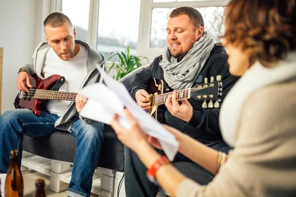 Thuisband samen nieuw lied leren — Stockfoto