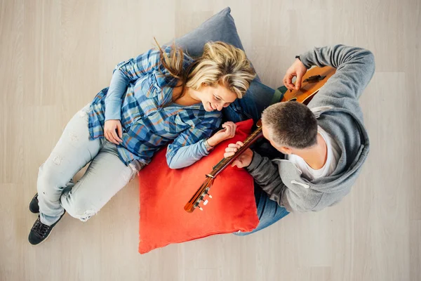 Hudebník, učí své přítelkyně hrát na elektrickou kytaru. Ptáček E — Stock fotografie