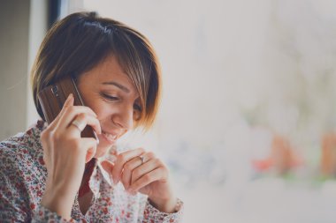 Bir kahve dükkanında çalışan güzel genç beyaz kız