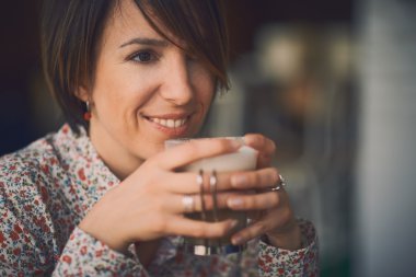 Bir kahve dükkanında çalışan güzel genç beyaz kız