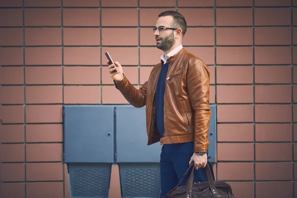 Yakışıklı hipster modern iş adamı ile yürüyüş ve çalışma evrak çantası — Stok fotoğraf
