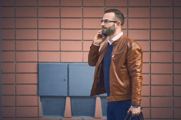 De moderne zakenman knappe hipster met werkmap lopen en werken — Stockfoto