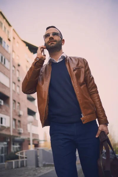 Guapo hipster hombre de negocios moderno con maletín caminando y trabajando — Foto de Stock