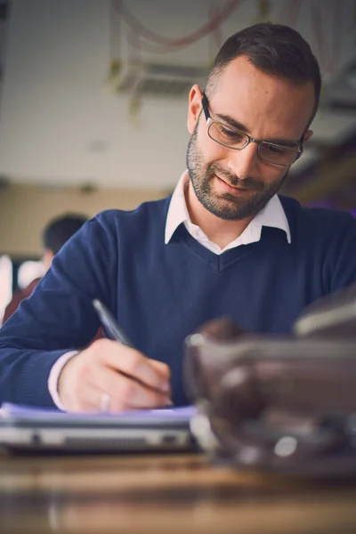 Male freelancer connecting to wireless via laptop computer — Stock Photo, Image