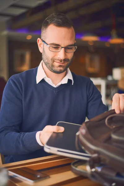 Freelancer masculino que se conecta a la red inalámbrica a través de ordenador portátil — Foto de Stock