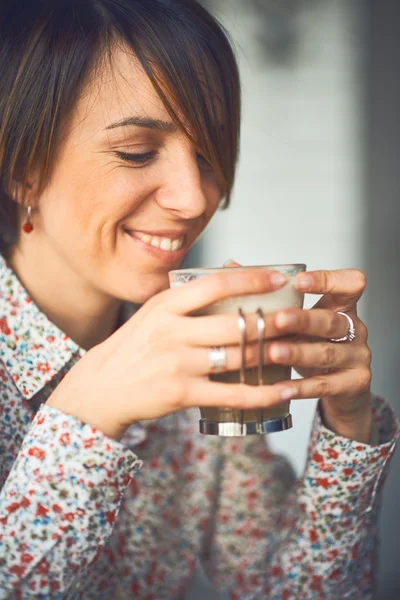 Beautiful young Caucasian girl working at a coffee shop — Stock Photo, Image