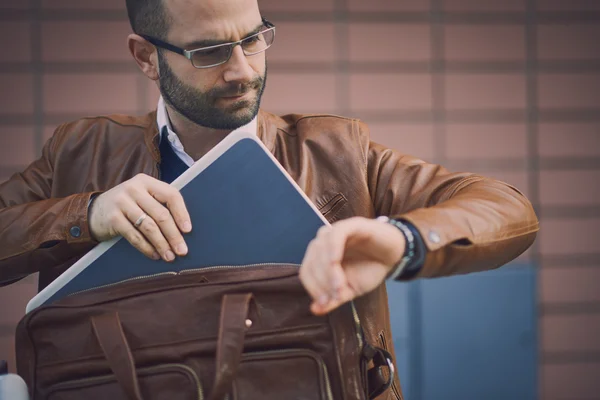 Guapo hipster hombre de negocios moderno con maletín caminando y trabajando — Foto de Stock