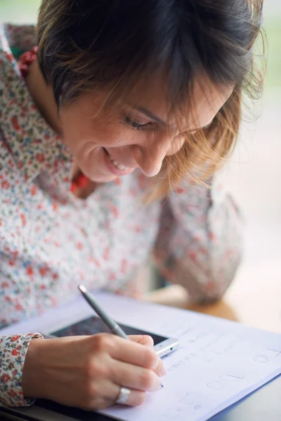 Piękna, młoda dziewczyna kaukaski pracy w kawiarni — Zdjęcie stockowe