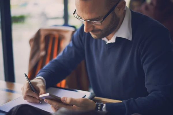 Mannelijke freelancer verbinden draadloos via laptopcomputer — Stockfoto