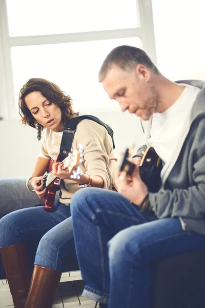 Muzikant onderwijs zijn vriendin elektrische gitaar spelen — Stockfoto