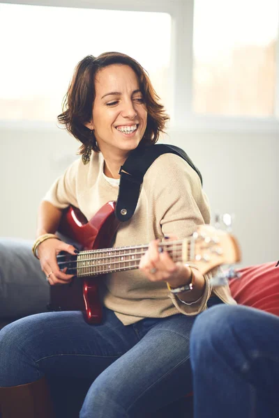 Hudebník, učí své přítelkyně hrát elektrická kytara — Stock fotografie